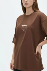 Remera negra de manga corta, cuello redondo y diseño holgado, con estampado frontal en color blanco con la inscripción "Race Vibes".