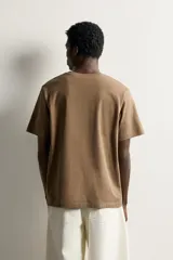 Camiseta regular fit de color marrón, con cuello redondo, manga corta y texto bordado a contraste en el pecho.