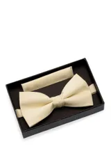 Moña color crema con pañuelo a juego, presentada en caja negra.