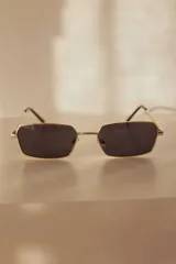 Lentes de sol rectangulares con armazón metálico dorado y lentes marrones con protección UV400.