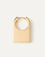 Aros colgantes dorados con forma geométrica cuadrada alargada.