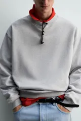 Sudadera de algodón gris jaspeado, corte regular, con cuello redondo y puños y bajo acanalados.