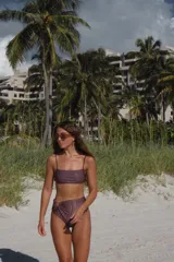 Bombacha de bikini tiro alto, modelo vedetina con hebilla decorativa de resina y forro.