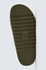 Sandalia tipo slide de goma, color verde militar, con dos tiras anchas ajustables mediante hebillas cuadradas. Presenta plantilla anatómica y suela gruesa con relieve.