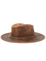 Sombrero de ala ancha confeccionado artesanalmente en cuero genuino con acabado desgastado. Presenta una banda interior para control de sudor y ojales metálicos laterales para ventilación.