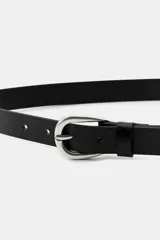 Cinturón de piel negro de 2,5 cm de ancho, con múltiples hebillas metálicas plateadas y cierre de hebilla.