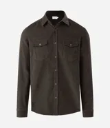 Camisa de hombre de corte regular confeccionada en terciopelo de algodón, con cuello clásico, cierre frontal de botones y dos bolsillos con solapa en el pecho.