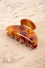 Broche para el pelo color marrón con diseño marmolado.