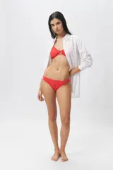 Parte inferior de bikini color rojo, con textura acanalada y aro rectangular a tono en los laterales.