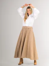 Falda larga marrón con diseño tableado y cinturón con hebilla forrada.