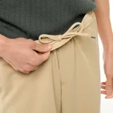 Pantalón de corte holgado color beige, de estilo casual con cintura elástica.