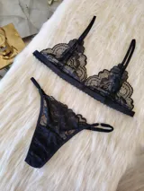 Conjunto de lencería compuesto por un bralette de encaje negro con breteles regulables y una tanga regulable con corte cola less y entrepierna de algodón.
