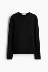 Remera entallada de manga larga con cuello redondo, confeccionada en punto de algodón suave de color negro.