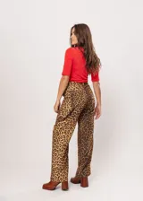 Pantalón de tiro alto con estampado animal print de leopardo, corte recto y bolsillos laterales.