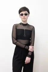 Body negro de microtul elastizado, con cuello alto, mangas largas y espalda descubierta. Incluye pieza de lycra en la zona del busto.