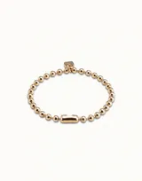 Pulsera de bolitas de metal bañado en plata con dije de candado grabado con el logo de la marca.