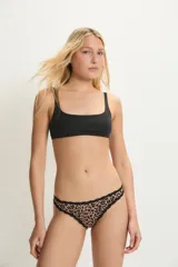 Bombacha tipo vedetina con estampado animal print de leopardo y terminaciones con puntilla negra en los bordes.