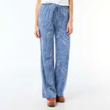 Pantalón de corte recto y holgado, confeccionado en lino azul con estampado de flores lineales en color blanco. Presenta cintura elástica con cordón de ajuste y bolsillos laterales.