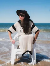 Remerón tejido de punto color azul marino con calados, cuello estilo camisa en verde oscuro con rayas blancas y verdes, y logo bordado en blanco en el pecho.