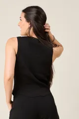 Musculosa color celeste de punto acanalado con cierre de cremallera doble en la parte delantera que se extiende hasta el cuello.