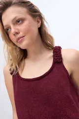 Musculosa de punto azul marino con brillo de lurex, escote redondo y breteles anchos decorados con rulos tejidos.