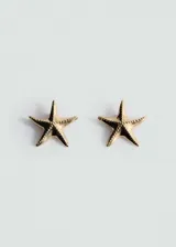 Aros tipo botón con diseño de estrella de mar en acabado metálico dorado.