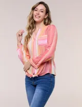 Blusa de gasa Zac & Rachel con estampado de rayas verticales en tonos rosados, amarillos y blancos. Presenta escote en V con cuello mao, cierre frontal con botones, un bolsillo aplicado en el pecho, mangas largas con presilla para regular el largo y detalle de nudo en el dobladillo inferior.
