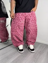 Pantalón baggy de jean con estampado animal print en tonos rosados, de corte holgado y diseño urbano.