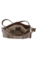 Cartera bandolera color marrón con acabado brillante, decorada con múltiples tachas metálicas plateadas y cierres decorativos frontales. Incluye un aplique metálico en forma de labios en el centro y correa ajustable.