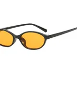 Anteojos de sol con marco negro y lentes ovalados color mostaza/naranja.