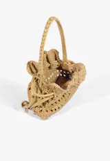 Cartera tipo bucket beige de cuero sintético con diseño trenzado y cierre fruncido, acompañada de un monedero o tarjetero liso con correa de mano a juego.