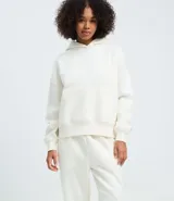 Pantalón jogger de corte holgado confeccionado en tejido fleece color beige, con cintura elástica y puños ajustados en el bajo. Cuenta con bolsillos laterales.