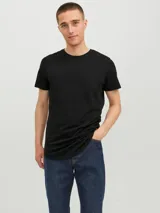 Camiseta negra de manga corta y cuello redondo, corte recto y bajo redondeado.