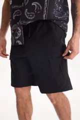 Bermuda cargo negra con cintura elastizada y cordón ajustable, de corte holgado y bolsillos laterales con solapa.