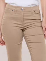 Pantalón slim en gabardina elastizada de corte recto, color beige, con pretina con pasadores, botón y cierre, bolsillos delanteros y bolsillos ojal traseros, de la marca Zac & Rachel.