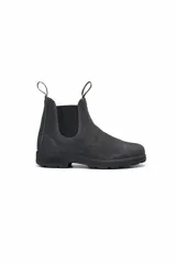 Botas tipo chelsea Blundstone modelo #1910, confeccionadas en gamuza gris repelente al agua. Presentan elásticos laterales negros, tiradores en la parte superior y suela de TPU antideslizante con entresuela acolchada para mayor confort.