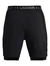 Short deportivo Under Armour de doble capa, compuesto por un short exterior tejido ultraligero y un short de compresión interior integrado. Cuenta con paneles perforados para ventilación, bolsillos laterales y cintura con cordón ajustable.
