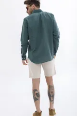 Camisa de lino color crudo, de manga larga y corte clásico.