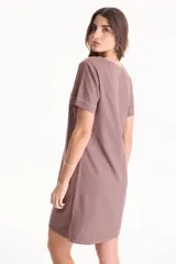 Vestido corto de lino color negro, con escote en V, manga corta y bolsillos laterales, destacado por costuras a contratono en color blanco.