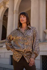 Camisa de corte clásico con cuello camisero, mangas largas con puños abotonados y cierre frontal con botones. Presenta un estampado animal print con acabado satinado y una caída fluida.