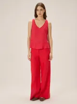 Top de lino color fucsia, de corte holgado y relajado, con escote en V y tirantes anchos.