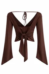 Top de manga larga color marrón, con escote en V profundo y mangas acampanadas. Diseño ajustado al cuerpo.