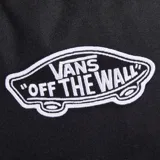 Mochila Vans modelo Realm, color negro, con compartimento principal con cierre, bolsillo frontal con cierre y logo de la marca bordado en la parte superior.