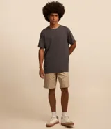 Remera básica de hombre con corte comfort, cuello redondo y manga corta. Confeccionada en tejido de media malla con textura acanalada.