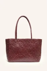 Cartera tote de cuero vacuno trenzado a mano, color bordó, de diseño espacioso con asas firmes.