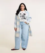 Saco largo de polivelour con estampado de cuadros, cuello con solapa, bolsillos y cierre con dos botones delanteros.