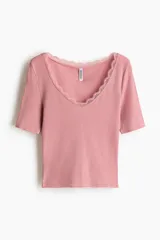 Top de punto acanalado fino de algodón, color rosado, con ajuste entallado, escote en V pronunciado con ribete de encaje y mangas cortas.