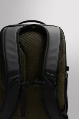 Mochila deportiva negra de gran capacidad (37 litros) con múltiples compartimentos con cierre, sistema de correas MOLLE en el frente, asas acolchadas ajustables y asa de mano superior.