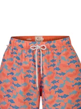 Short de baño RKF modelo Izam de color salmón, con estampado integral de peces en tonos azules y rojos. Posee cintura elástica con cordón ajustable blanco y bolsillos.