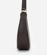 Cartera baguette pequeña de material sintético color marrón, sin estampa, con correa de mano y cierre de cremallera. No incluye pañuelo.